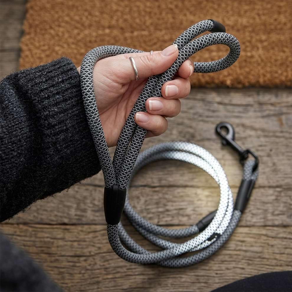 Comfortable grip on the heavy-duty reflective dog leash, perfectly matching the large dog harness to withstand strong pulling forces.